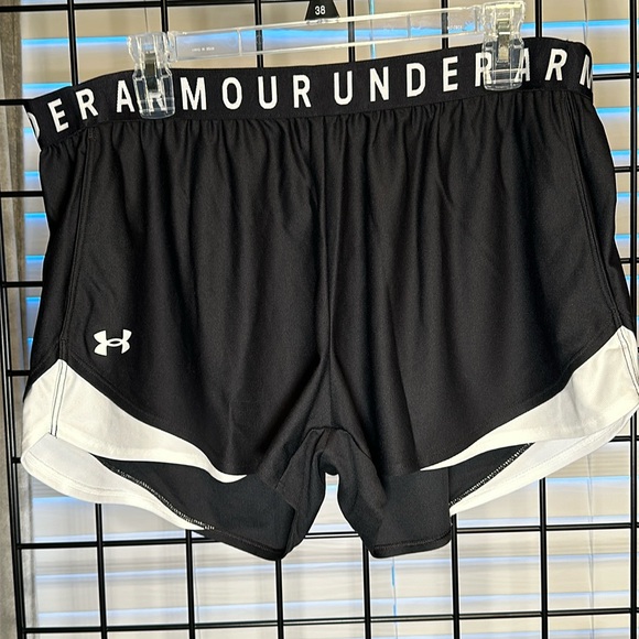 Under Armour Pants - NWT Under Arnour women’s Black shorts Size XL